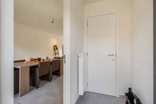 <p>Recente, energiezuinige woning (2021) met 4 slaapkamers en tuin in hartje Sint‑Michiels</p>
<p><span>In een rustige, kindvriendelijke wijk van Sint‑Michiels vind je deze recente en instapklare woning uit 2021. Het huis straalt warmte en comfort uit vanaf het moment dat je binnenkomt.</span></p>
<p><span>De ruime leefruimte vormt het hart van de woning: grote ramen zorgen voor een overvloed aan natuurlijk licht en creëren een open, gezellige sfeer. Aansluitend bevindt zich de moderne open keuken, volledig uitgerust en ideaal voor wie graag kookt en samenkomt met familie of vrienden.</span></p>
<p><span>Op het gelijkvloers vind je verder een<strong> </strong>inpandige garage, bijzonder praktisch in alle seizoenen.</span></p>
<p><span>De tuin is een echte troef: een verzorgd groen geheel met een aangenaam terras waar je in alle rust kunt genieten van de zon en het buitenleven.</span></p>
<p><span>Op de verdieping wachten vier ruime slaapkamers, perfect voor een groot gezin, thuiswerk of hobbyruimte. De badkamer is stijlvol ingericht met een<strong> </strong>inloopdouche en kwaliteitsvolle afwerking.</span></p>
<p><span>Tot slot is er een zolder, ideaal als extra bergruimte.</span></p>
<p><span>Een recente, energiezuinige woning op een toplocatie in Brugge — klaar voor nieuwe bewoners die comfort en rust waarderen.<br /><br />!BEZOEKDAG ZONDAG 10/05 OP AFSPRAAK TUSSEN 10u EN 13u! <br /><br />Voor verdere info of een bezoek, contacteer Bruno 0496 234126 of bruno.vanthuyne@acasa.immo<br /></span></p>