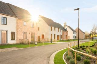 Wonen in het groen, met alles dichtbij: Smeskeshof in Waregem is een kleinschalig nieuwbouwproject met moderne, landelijk geïnspireerde woningen waar ruimte en comfort centraal staan.Elke woning beschikt over 3 of 4 volwaardige slaapkamers en is ontworpen om mee te groeien met je gezin. Extra troef: de zolderverdieping kan je naar wens afwerken tot een 4e of zelfs 5e slaapkamer, hobbyruimte, bureau of speelzolder.Dankzij de nieuwste technieken geniet je van hedendaags wooncomfort en een energiezuinige toekomst. De indeling is praktisch en licht, met aangename leefruimtes en een warme, tijdloze uitstraling.Waarom kiezen voor Smeskeshof?- Moderne, landelijke architectuur- 3 of 4 slaapkamers, uitbreidbaar via zolder- Nieuwste technieken en hedendaags wooncomfort- Rustige ligging in Waregem, met vlotte bereikbaarheidOntdek jouw nieuwe thuis in Smeskeshof; waar stijl, ruimte en toekomstgericht wonen samenkomen. Neem contact op voor plannen, prijzen en beschikbaarheden.
