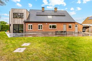 LiggingDeze vrijstaande villa bevindt zich op een perceel van 918 m² aan de Zelzatestraat 2A, op een strategische en centrale locatie tussen...