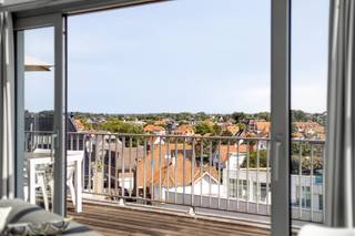 In het centrum van Koksijde-Bad, met het strand om de hoek en vlakbij winkels, horeca en het openbaar vervoer vinden we deze penthouse (105 m²) te koop. Het appartement beschikt over 3 slaapkamers, 2 badkamers en 2 mooi zonneterrassen van 25 en 10 m² die tevens een prachtig uitzicht over Koksijde bieden. Zoek je immo in Koksijde? Lees dan zeker verder.INDELING:> zesde verdieping:- inkomhal;- lichtrijke leefruimte met vernieuwde glaspartijen. Aanpalend terras van 25 m² met een mooi uitzicht over Koksijde;- vernieuwde keuken voorzien van inductiekookplaat, dampkap, koelkast, vriezer, oven met stoomfunctie, spoelbak en vaatwasmachine;- berging met wasmachine en droogkast- slaapkamer 1 met aanpalende badkamer met douchebad en dubbele lavabo;- slaapkamer 2;- slaapkamer 3;- badkamer 2 met douchebad en lavabo;- apart toilet> Privatieve kelderberging.> Gemeenschappelijke fietsenbergingALGEMEEN:- meubels zijn inbegrepen- EPC C (286 kWh/m² jaar)- conforme elektrische installatie- centrale verwarming op aardgas- zéér centrale liggingBent u op zoek naar een volledig instapklaar appartement, voor vaste bewoning of voor tweede verblijf? Aarzel zeker niet contact op te nemen met ons kantoor Dewaele Koksijde: 058 330 600