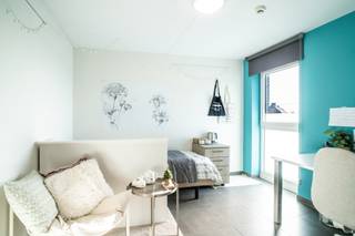<p><strong><span>Investeringskansen in studentenvastgoed – Geel (Larumseweg)<br /><br /></span></strong><span>Op zoek naar een zorgeloze en rendabele investering? Ontdek deze energiezuinige studentenunits gelegen op een toplocatie aan de Larumseweg in Geel, op wandelafstand van de campus van Thomas More Hogeschool.<br /><br /></span><span>In dit moderne studentencomplex worden in totaal 16 koten aangeboden, elk met een oppervlakte van ca. 17 m². Iedere unit beschikt over een eigen badkamer en biedt optimaal comfort voor de student van vandaag.<br /><br /></span><span>De studenten genieten van volledig uitgeruste, gedeelde keukens (per 6 à 9 studenten), voorzien van alle nodige faciliteiten: koelkast, twee diepvriezers, kookplaat, spoelbak, heteluchtoven, microgolfoven en zelfs een tv.<br /><br /></span><strong><span>Troeven van dit investeringsproject:</span></strong></p>
<ul>
<li><span>Energiezuinig gebouw (E30-peil)</span></li>
<li><span>Vloerverwarming</span></li>
<li><span>Lift aanwezig in het gebouw</span></li>
<li><span>Wekelijkse schoonmaak van de gemeenschappelijke delen</span></li>
<li><span>Ruime, overdekte fietsenberging</span></li>
<li><span>Voldoende parkeermogelijkheden</span></li>
</ul>
<p><strong><span><br />Interessant voor investeerders:</span></strong></p>
<ul>
<li><span>Aantrekkelijk rendement</span></li>
<li><span>Lage aankoopkosten</span></li>
<li><span>Gegarandeerd huurinkomen</span></li>
<li><span>Volledig ontzorgd beheer – geen administratieve of technische opvolging nodig</span></li>
<li><span>Slechts één verplichting per jaar: aanwezigheid op de algemene vergadering</span></li>
</ul>
<p><span><br />Kortom, een ideale investering voor wie wil genieten van een stabiel en passief inkomen, zonder administratieve rompslomp.<br /></span><span>Interesse? Neem vandaag nog contact op voor meer informatie of een bezoek ter plaatse.<br /></span></p>