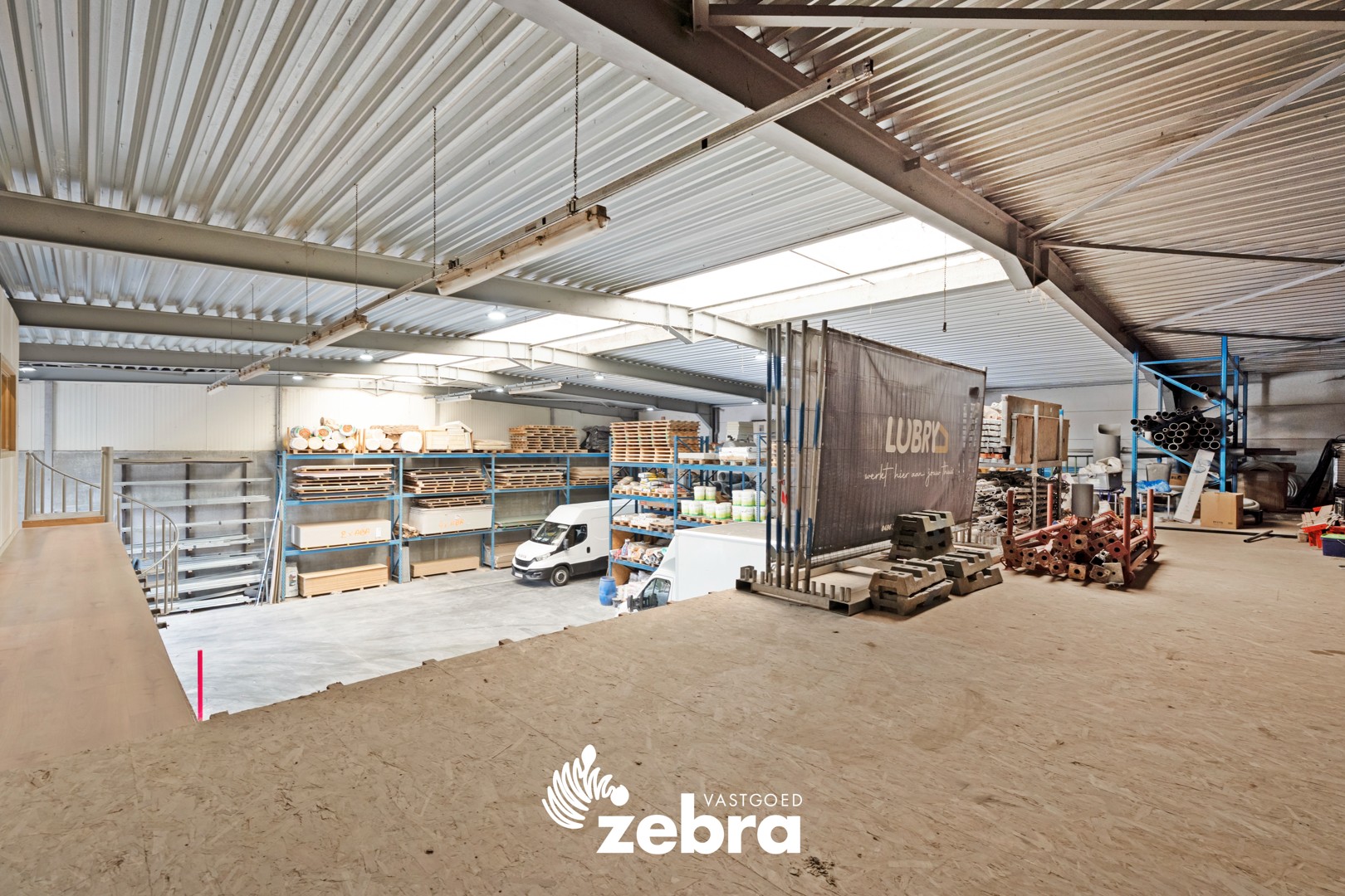 Ruime loods van ± 600 m² met instapklare woning te Oostrozebeke! - foto 5