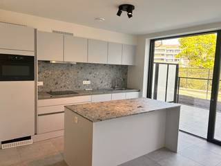Dit exclusieve appartement met 2 slaapkamers ligt in de gloednieuwe residentie Gaz’eau. Gaz’eau is een architecturaal hoogstandje in een rustige straat midden in het centrum van Hasselt (Gazometerstraat). Vanuit deze toplocatie, vlak bij de kleine ring, wandelt u zo het bruisende stadscentrum in. Het project is omgeven door groen, waardoor u vanaf uw terras geniet van een uitzicht op een rustgevende, groene oase. Bovendien bevindt u zich op een boogscheut van het station, de winkelstraten en de talrijke restaurants en cafés.<br /><br />Het gelijkvloers appartement beschikt over een lichtrijke woonkamer met grote glaspartijen die zorgen voor een overvloed aan natuurlijk daglicht. De keuken is volledig . Verder beschikt het appartement over een moderne badkamer, een praktische berging en een prachtig terras van ruim 19.75 m².<br />De woning is volledig geschilderd en voorzien van verlichting, zodat deze reeds onmiddellijk instapklaar is. In de kelderverdieping horen een private autostaanplaats en een extra berging bij het appartement.<br /><br />Troeven van dit appartement:<br /> - Eerste bewoning: Alles is gloednieuw en ongebruikt.<br /> - Gelijkvloers<br /> - Toplocatie: Rustig gelegen in het centrum van Hasselt.<br /> - Luxeafwerking: Hoogwaardige materialen en modern comfort.<br /> - Duurzaam: Energiezuinige verwarming via een gezamenlijke warmtepomp.<br /><br />Financieel:<br />Vaste kosten: € 100 per maand.<br />Energie: Bijkomende service voor de verwarming via de warmtepomp.<br /><br />Bezichtigen?<br />Wenst u dit appartement te bezoeken? Maak snel een afspraak met Valère Vangeel via valere@vestio.com of 0472 32 34 24.<br />Je kan je huurdersprofiel alvast aanmaken om in aanmerking te komen voor een bezichtiging via volgende link:<br />https://mijnhuurprofiel.be/property/736fc1b0-4ff7-4787-a6a5-d1632f195a97/login