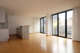 In het hartje van Deinze, vinden we in de winkelstraat dit 2-slaapkamerappartement. Winkels, scholen, ... op wandelafstand en met een...