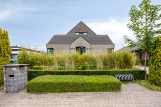 Deze riante woning is landelijk gelegen doch nabij het het centrum van Geel en met een goede verbinding met de E313 en de omliggende gemeenten. Een grote troef is het mooie perceel van 1.817m² met vrij uitzicht op de achtergelegen weilanden. <br /><br />Beschrijving<br />U betreedt de woning via de inkomhal met gastentoilet en vestiaireruimte. Vooraan de woning bevindt zich de praktijkruimte met 3-4 kamers/consultatieruimtes. Deze ruimte heeft tevens een zij-ingang en kan perfect ingedeeld worden als extra wooneenheid met badkamer, slaapkamers, ... of gebruikt worden voor andere doeleinden.<br /><br />Verder is er op de gelijkvloerse verdieping een lichtrijke leefruimte met open keuken voorzien van alle nodige toestellen. Hier heeft u een prachtig zicht op de tuin met zwembad en rechtstreeks toegang tot het gezellig terras.<br /><br />Op de eerste verdieping is er een grote slaapkamer met aanpalend een volledig uitgeruste badkamer. Daarnaast is er nog een bureauruimte of mogelijks 2de slaapkamer.<br /><br />Op de tweede verdieping zijn er tot slot nog 2 grote slaapkamers voorzien van ingemaakte kasten en met elks een toilet en een douchekamer.<br /><br />Tuin:<br />De fraai aangelegde tuin is zuidoost-gericht en voorzien van een verwarmd zwembad waardoor het hier heerlijk vertoeven is. Zijdelings het perceel bevindt er zich een aparte garage van maar liefst 90m². Vooraan de woning is er nog ruimte voor het parkeren van 5 auto's. De tuin is rondom aangeplant wat zorgt voor veel privacy.<br /><br />Voor meer informatie en de bouwvoorschriften contacteer ons via info@vastengoed.be of 014/72.73.74.<br /><br />Wenst u een gratis schatting van uw eigendom? Contacteer ons vrijblijvend voor een afspraak!