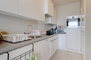 Dit appartement (Bj 2016) is gelegen op een gegeerde locatie op het Schelde-Eiland in Oudenaarde. De ideale uitvalbasis: aan de Schelde en nabij de Markt. Het lichtrijke én energiezuinige appartement telt 2 slaapkamers en heeft een zuidgericht terras. Inclusief een ondergrondse autostaanplaats en berging. Het appartement is momenteel verhuurd, wat het eveneens interessant maakt als investeringsopportuniteit.INDELING:* leefruimte* open keuken* berging / technische ruimte* zuidgericht terras* hal met apart toilet* slaapkamer 1* slaapkamer 2* badkamer met inloopdouche en lavabomeubel ALGEMENE INFORMATIE:* zuidgericht terras * EPC B* ondergrondse autostaanplaats en berging* ventilatie type D* centrale verwarming op gas (radiatoren) * aluminium schijnwerk Bestuursmaatregelen in het maatregelenregister: in aanvraag