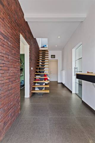 Mooi gerenoveerde open bebouwing gelegen op een perceel van 480 m². Indeling: inkom, zonnige living, ruime ingerichte keuken, veranda, droge...