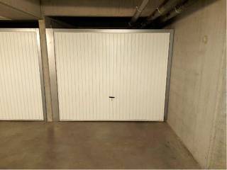 Deze gesloten garagebox bevindt zich in de residentie 'Nieuwendamme' te Nieuwpoort.<br />De garage is gemakkelijk toegankelijk.<br /><br /><u>De afmetingen zijn als volgt:</u><br />Breedte: 2,8m<br />Diepte: 5,3m<br /><br /> 
