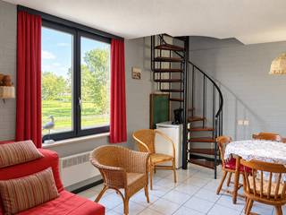 deze zeer leuke duplex-studiois gelegen aan de jachthaven, dichtbij de zee en het strand en uitgevend aan het Prins Mauritspark is ideaal als buitenverblijf of investering om te verhuren tijdens de vakantieperiode. <br /><br />De studio heeft twee verdiepingen en een totaal oppervlakte van 49 m². <br /><br />Hierbij heeft u een vernieuwde kitchenette, een ruime woonplaats van 25 m² <br />Via een draaitrap komt u op de tweede verdieping waar er zich een ruime slaapkamer, een dressing en een badkamer met ligbad bevindt.<br /><br />De studio is in correcte staat maar verdiend een kleine opfrissing. <br /><br />De algemene kosten zijn miniem daar u een aparte trap bezit en geen bijdrage moet leveren in bijvoorbeeld kosten van de lift. <br /><br />De parkeerplaats ter waarde van € 30.000 is in de prijs inbegrepen.<br /><br />U heeft ook twee aparte fietsstallingen of bergingen om met de fiets meteen te genieten van de parchtige omgeving.<br /><br />Bel of mail voor meer info naar SAVE INVEST vastgoed