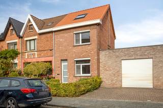 <br />In een rustige straat in Berchem bevindt zich deze te renoveren woning met een bewoonbare oppervlakte van ca. 139 m² en een mooie tuin.<br /><br />Dankzij de praktische indeling en de verschillende mogelijkheden biedt deze eigendom een uitstekende basis om een aangename thuis te creëren, volledig naar eigen smaak en wensen.<br /><br />Op het gelijkvloers vinden we de leef- en eetruimte, de keuken en de badkamer. De eerste verdieping omvat twee slaapkamers en een dressing, ideaal voor wie graag beschikt over extra ruimte en comfort.<br /><br />Een bijzondere troef is de zolderverdieping, die recent nieuw werd geïsoleerd. Deze ruimte biedt de mogelijkheid om een volwaardige derde slaapkamer te creëren.<br /><br />Achteraan geniet je van een mooie tuin, een aangename plek om tot rust te komen en buiten te genieten. In combinatie met de rustige ligging vormt dit een interessante opportuniteit voor wie op zoek is naar een woning met potentieel in Berchem.<br /><br />De woning beschikt over een EPC-label E en biedt mogelijkheden om bij verdere renovatiewerken ook de energieprestatie te verbeteren.