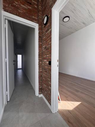 Deze energiezuinige woning is gerenoveerd met hoogwaardige materialen. Gelegen in een zeer gezellige straat op 1 minuut van het centrum van Brasschaat! In de nabijheid van scholen, openbaar vervoer, winkels, ... Indeling; inkomhal met afzonderlijke gang naar tuin toe! (Ideaal voor fietsen of vuilbakken) Lichtrijke woon-en eetkamer, geïnstalleerde keuken, badkamer met grote inloopdouche, toilet en dubbele spoeltafel, 1ste verd.: 2 mooie slaapkamers, waarvan één toegang tot zolder. Terras, tuinberging en mooie tuin aanwezig. Elektriciteit CONFORM!! Voor meer informatie of vrijblijvend plaatsbezoek 0488/60.05.07