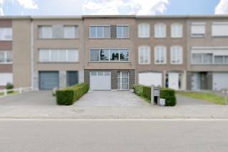 In de rustige en gegeerde Luccastraat, net buiten het centrum van Sint-Niklaas en met een vlotte verbinding naar de N70 en E17...