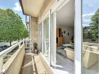 <p>Dit zeer ruime en <strong>lichtrijke appartement</strong>, gelegen aan de Pierstraat 352 in Aartselaar (op de grens met Schelle en Niel), biedt een uitstekende combinatie van comfort, ligging en energiezuinigheid.<br /><br />Het appartement bevindt zich op de <strong>eerste verdieping van een kleinschalig gebouw</strong> zonder lift en is vlot bereikbaar via een gemakkelijke trap. De grote raampartijen, waaronder een brede schuifraam vooraan die uitgeeft op het balkon aansluitend aan de leefruimte, zorgen voor een overvloed aan natuurlijk licht.<br /><br />De indeling omvat een <strong>ruime leefruimte met open keuken</strong>, <strong>drie volwaardige slaapkamers</strong>, <strong>twee praktische bergingen </strong>en een ingemaakte vestiairekast in de inkomhal. Verder is er een afzonderlijk toilet aanwezig. De glazen deur naar de inkomhal en een tweede glazen deur naar de nachthal zorgen voor extra lichtinval en een open, ruimtelijk gevoel.<br /><br />Achteraan bevindt zich een ruim<strong> terras over de volledige breedte </strong>van het appartement, toegankelijk vanuit alle kamers — een absolute troef voor wie graag geniet van buitenruimte in alle rust.<br /><br />De badkamer werd volledig vernieuwd en is stijlvol ingericht met een ruime inloopdouche. Bovendien beschikt het appartement over een <strong>uitstekende EPC-score A</strong>, wat garant staat voor energiezuinig wonen. De <strong>elektriciteit is volledig conform</strong>.<br /><br />Een <strong>private garagebox</strong> is inbegrepen in de prijs, wat een belangrijke meerwaarde vormt gezien de centrale ligging.<br /><br />Momenteel is het appartement verhuurd met een huuropbrengst van €1.175 per maand. De huurders kunnen worden overgenomen, wat dit pand bijzonder interessant maakt als investering. Indien er geen interesse is in het overnemen van het huurcontract, zal het appartement leeg worden opgeleverd bij akte.<br /><br />Kortom, een instapklaar en bijzonder ruim appartement met veel licht, buitenruimte en flexibiliteit — ideaal voor zowel eigen bewoning als investering.</p>