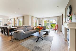 <strong>Bezoekdag op 9 mei van 13h tot 15h ( op afspraak)</strong><br /><br />Ben je op zoek naar de perfecte gezinswoning in Roeselare? Zoek niet verder!<br />Deze instapklare woning biedt alles wat je nodig hebt: 3 slaapkamers, een uitstekende EPC-score, een onderhoudsvriendelijke tuin, en een toplocatie in een bruisende buurt.<br /><br />Bij binnenkomst in deze woning word je meteen verwelkomd door een warme, lichtrijke uitstraling. De woning beschikt over 3 slaapkamers maar de mogelijkheid bestaat om de ruimste slaapkamer (24 m²)  te verdelen in 2 slaapkamers. Of je nu een groeiend gezin hebt of extra kamers nodig hebt voor een thuiskantoor of hobbyruimte, deze woning biedt volop mogelijkheden.<br />Deze woning is volledig instapklaar. Alles is piekfijn in orde, waardoor je meteen kunt genieten van je nieuwe thuis zonder te hoeven renoveren of opknappen. Geniet van een volledig uitgeruste keuken met kwalitatieve materialen afgewerkt , naast de keuken heb je eveneens nog een extra grote berging. Aan ruimte heb je hier geen gebrek.<br /><br />Met een uitstekende EPC-score (Energieprestatiecertificaat) is deze woning niet alleen comfortabel, maar ook energiezuinig.<br />Dit betekent lagere energiekosten en een kleinere ecologische voetafdruk.<br />De aangelegde tuin is ideaal voor wie wil genieten. Het terras is perfect voor zomerse barbecues en gezellige familieavonden. Deze woning ligt op een absolute toplocatie in Roeselare. Dicht bij scholen, winkels, en openbaar vervoer, geniet je hier van het gemak van alle voorzieningen binnen handbereik.<br />Woning is vrij tegen eind 2026.<br /><br /><strong>Troeven: </strong>
<ul>
	<li><strong>Uitstekende EPC-score</strong></li>
	<li><strong>Elektrische zonneluifels aanwezig</strong></li>
	<li><strong>Voldoende zonnepanelen</strong></li>
	<li><strong>Conforme elektriciteit</strong></li>
	<li><strong>Inpandige garage en staanplaats</strong></li>
	<li><strong>Toplocatie</strong></li>
	<li><strong>Volledig instapklaar</strong></li>
</ul>
<br />De prijs is een richtprijs. Alle biedingen rond deze richtprijs worden voorgelegd aan de eigenaars.<br />Wacht niet te lang om deze unieke kans te grijpen. Kom het zelf ontdekken en ervaar de verschillende mogelijkheden die deze woning te bieden heeft. Wij staan klaar om u te verwelkomen in uw toekomstige droomhuis! Bel ons vrijblijvend op voor een bezoek en info. Wij begeleiden u graag met de glimlach op zoek naar uw droomwoning . T. 051 62 40 40.