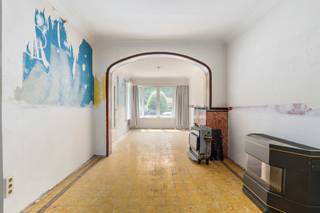 <p>Te koop: Woning in Kapelstraat, Temse, met prachtige tuin van ongeveer 250 m².</p>
<p>Deze woning uit 1958 ligt op een toplocatie in Temse, dichtbij voorzieningen en met vlotte verbindingen. De ruime tuin biedt volop mogelijkheden voor ontspanning en buitenleven. Binnen kan je de woning volledig inrichten naar eigen stijl, waardoor dit een ideale kans is voor wie zijn droomhuis wil creëren.</p>
<p>Belangrijkste ruimtes:<br />• Hal (8 m²) met toegang tot de leefruimte<br />• Keuken (10 m²) klaar voor persoonlijke inrichting<br />• Living (25 m²) met veel lichtinval<br />• Veranda (20 m²) met zicht op de tuin<br />• Tuin (250 m²) ideaal voor tuinliefhebbers<br />• Slaapkamer (24 m²) en tweede slaapkamer (12 m²)<br />• Badkamer (3 m²) met douche en toilet<br />• Bergingen (10 m² en 3 m²) voor extra opslag<br />• Zolder (50 m²) bereikbaar via vaste trap dat kan dienen als 3de slaapkamer<br />• Nachthal (7 m²)</p>
<p>Troeven:<br />• Prachtige tuin van 250 m²<br />• Volledig in te richten naar eigen stijl<br />• Toplocatie in Temse</p>
<p>Neem vandaag nog contact op met je ERA-makelaar voor een bezoek JOUW DROOMHUIS. ZO GEVONDEN!</p>