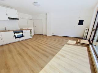 <p><span>OPTION - OPTION - OPTION</span></p><p><span> </span></p><p><span>TREVI LA Propriété vous présente à CHARLEROI, à deux pas du complexe commercial Ville 2, des établissements d’enseignement supérieur et de toutes les commodités, ce spacieux studio en duplex situé au sein de la Résidence Le Charlemagne. Il séduira les amateurs de volumes atypiques et les investisseurs à la recherche d’un bien prêt à l’emploi.</span></p><p><span> </span></p><p><span>Derrière sa façade discrète se cache un espace de vie particulièrement généreux. Développant 74 m² selon le PEB et réparti sur deux niveaux, ce bien profite d’une conception peu commune issue de son affectation d’origine comme petit magasin de quartier.</span></p><p><span> </span></p><p><span>Le rez-de-chaussée accueille une belle pièce de vie ouverte baignée de lumière, agrémentée d’une cuisine semi-équipée neuve Ikea et d’une salle de douche entièrement rénovée. La grande baie vitrée (à rendre partiellement opaque selon vos souhaits), équipée d’un volet électrique récent, contribue au confort et à l’intimité des lieux.</span></p><p><span> </span></p><p><span>Le niveau inférieur offre un remarquable espace polyvalent pouvant accueillir une chambre, un bureau, un dressing ou encore un coin détente selon les besoins de chacun. Aujourd'hui, un dressing intégré Ikea, une réserve, une cavette ainsi qu’un second WC avec lave-mains complètent cet étage particulièrement fonctionnel. Cette configuration originale procure une réelle sensation d’espace rarement rencontrée dans la catégorie des studios.</span></p><p><span> </span></p><p><span>Entièrement rafraîchi, libre d’occupation et immédiatement habitable, ce bien permet une installation rapide sans travaux. Les compteurs d’eau et d’électricité sont individuels, les châssis sont en double vitrage bois et le chauffage central au gaz assure un confort optimal tout au long de l’année.</span></p><p><span> </span></p><p><span>Que vous recherchiez votre premier logement, un pied-à-terre en ville ou un investissement locatif à proximité d’un important pôle étudiant et commercial, ce studio réunit de nombreux atouts. Son potentiel locatif estimé à environ 550 € hors charges par mois, ses volumes surprenants et sa situation stratégique en font une opportunité à découvrir sans tarder.</span></p><p><span> </span></p><p><span>Pour plus d'informations et/ou prévoir une visite, n'hésitez pas à téléphoner directement, 7 jours/7 entre 8h30 et 20h30, au délégué en charge de ce bien au 0490/11.70.22.</span></p><p><span> </span></p>