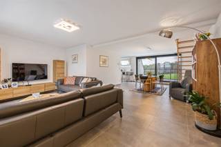 Op wandelafstand van het centrum van Tessenderlo-Ham bevindt zich dit stijlvol duplexappartement. Een hedendaagse woonst waar comfort, licht...