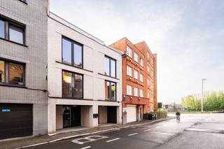 Ligging<br /><br />Deze moderne stadswoning geniet van een uitstekende ligging op wandelafstand van het centrum van Gent. In de directe omgeving vindt u tal van winkels, scholen, horeca, openbaar vervoer en verschillende groene parken waar u heerlijk kunt wandelen of ontspannen. Dankzij de vlotte verbinding met de E17, E40 en de belangrijkste invalswegen is de woning bovendien ideaal gelegen voor woon-werkverkeer.<br /><br />Indeling<br /><br />Met een bewoonbare oppervlakte van 149 m² biedt deze woning een ruim en comfortabel woongevoel.<br /><br />Op het gelijkvloers bevindt zich een overdekte fietsenberging, een inkomhal met gastentoilet en een ruime eetplaats met een moderne, volledig uitgeruste keuken. Vanuit de keuken heeft u toegang tot een gezellig stadsterras.<br /><br />De eerste verdieping is volledig ingericht als lichtrijke leefruimte.<br /><br />Op de tweede verdieping bevinden zich twee volwaardige slaapkamers, een badkamer met douche en lavabomeubel, een apart toilet en een wasruimte.<br /><br />De bovenste verdieping omvat een ruime derde slaapkamer, een tweede badkamer en een extra berging. Vanuit deze verdieping bereikt u het ruime dakterras.<br /><br />Troeven<br /><br />2 badkamers<br />2 aangename terrassen<br />Moderne, volledig uitgeruste keuken<br />Overdekte fietsenberging<br />Warmtepomp, vloerverwarming en zonnepanelen<br />Energiezuinig dankzij EPC A <br />Topligging op wandelafstand van het centrum van Gent<br />Uitstekende verbinding met openbaar vervoer en autostrades<br /><br />Direct beschikbaar <br /><br />Vraag uw bezoek aan via immodavinci.be