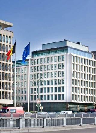 Aangename kantoren te huur in de Europese wijk. <br /><br />Kantoren beschikbaar tussen 336m² en 880m².<br />Parking ratio: 1/92m².<br />Archieven beschikbaar.