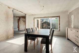 <p><span><strong>Ruime gezinswoning met vernieuwde basis in Lombardsijde</strong></span></p><p><span>Op zoek naar een betaalbare woning aan zee met veel potentieel? Deze ruime gezinswoning (188 m²) ligt in het rustige Lombardsijde, op slechts 5 minuten van de jachthaven van Nieuwpoort en vlak bij winkels, openbaar vervoer en de E40.</span></p><p><span>In 2024 werd de woning grondig gerenoveerd. Het dak werd volledig vernieuwd, net als de ramen, buitendeuren en leidingen. Daarnaast werd de woning uitgerust met een warmtepomp, vloerverwarming en zonnepanelen.</span></p><p><span>Het gelijkvloers is nagenoeg volledig afgewerkt en onmiddellijk bewoonbaar. Enkel de keuken moet nog geplaatst worden en enkele beperkte schilder- en afwerkingswerken resten nog. De bovenverdieping kan u verder afwerken volgens uw eigen wensen, met tal van mogelijkheden,</span></p><p><span><strong>Troeven</strong></span><br /><span>• Topligging vlak bij zee en Nieuwpoort</span><br /><span>• Grondige renovatie sinds 2024</span><br /><span>• Vernieuwd dak, ramen en buitendeuren</span><br /><span>• Warmtepomp, vloerverwarming en zonnepanelen</span><br /><span>• Ruime, lichtrijke leefruimte</span><br /><span>• 4 slaapkamers en <u>grote uitbreidbare zolder</u></span><br /><span>• Garage, bijkeuken, oprit, voortuin en tuin met tuinhuis</span><br /><span>• Gelijkvloers instapklaar, boven nog naar eigen smaak af te werken</span></p><p><span><strong>Een unieke kans om een ruime gezinswoning aan de kust te kopen voor een prijs die vaak lager ligt dan die van een appartement in de omgeving.</strong></span></p><p><span>Meer info/bezoek? <strong>0470 34 20 25</strong> of </span><span><strong>karel@roetsvastgoed.be</strong></span><span>.</span></p>