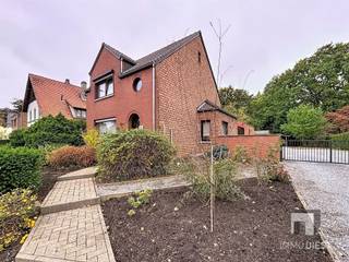 Prachtige woning in Tessenderlo met ruime woonoplossing en praktische buitenruimtes. Deze gezinswoning biedt drie slaapkamers, een...