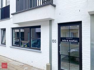 Instapklaar gelijkvloers appartement in doodlopend straatdeel. Met leefruimte, ingerichte keuken, grote berging, slaapkamer, badkamer en apart toilet. Ideale belegging