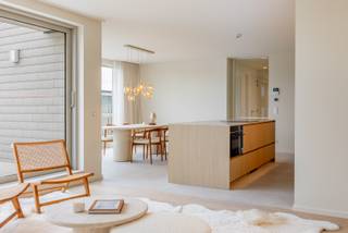 Dit luxueus afgewerkt appartement maakt deel uit van het nieuwbouwproject AQUILO in het klassevolle Sint-Idesbald. <br /><br />Het energiezuinige karakter wordt bepaald door individuele zonnepanelen per appartement, doorgedreven isolatie en warmtepomp alsook balansventilatie systeem D. De ruime oppervlaktes benadrukken het luxueuze cachet van de appartementen.<br />Ontdek een exclusieve kans om te wonen in het hart van Sint-Idesbald, waar modern comfort en een stijlvolle levensstijl samenkomen. <br /><br />Het appartement is gelegen op de eerste verdieping en werd op plan ingedeeld als volgt:<br />Inkom met toilet en berging, lichtrijke leefruimte met open keuken, 3 slaapkamers waarvan 1 met dressing, 2 badkamers en zuidgericht terras.<br /><br />Verplicht aan te kopen parkeergelegenheid en kelderberging niet in de prijs inbegrepen. <br /><br />Oppervlakte appartement: 139,79 m²<br />Oppervlakte terrassen: 52,28 m²<br /><br />Wenst u meer informatie of een afspraak aan het ingericht modelappartement? Contacteer ons vrijblijvend via 058 62 27 51 of jhonny@vlaemynck.be