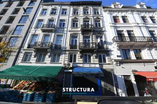 PLAN UW BEZOEK OP DE WEBSITE www.structura.be.Als u het appartement wenst te bezoeken, maak dan online een afspraak, door op de knop “Een bezoek plannen” te klikken onder de foto.Beschikbaar 24/24 - 7 op 7, zolang de reserveringen niet vol zijn. Het is niet mogelijk om telefonisch of via een externe website te reserveren.Structura biedt u een charmant appartement in het centrum van Brussel. Het appartement ligt op loopafstand van het openbaar vervoer en andere voorzieningen (winkels, scholen, enz.). De indeling van het appartement is als volgt: een lichtrijke woonkamer, een ingerichte keuken, een slaapkamer, doucheruimte en een toilet.Kenmerken:- Lasten 30 euro: gemeenschappelijke lasten en forfait water.- Individuele meters voor gas en elektriciteit. - Centrale verwarming op gas.- Huurcontract van één jaar.- Onmiddellijk beschikbaarPLAN UW BEZOEK OP DE WEBSITE www.structura.be.Als u het appartement wenst te bezoeken, maak dan online een afspraak, door op de knop “Een bezoek plannen” te klikken onder de foto.Beschikbaar 24/24 - 7 op 7, zolang de reserveringen niet vol zijn. Het is niet mogelijk om telefonisch of via een externe website te reserveren.