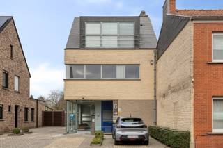 Dit polyvalente handelspand is uitstekend gelegen in het centrum van Geel, in een straat parallel aan de Nieuwstraat. Dankzij de centrale ligging bevindt u zich op wandelafstand van de Markt, het station, openbaar vervoer en tal van voorzieningen. Bovendien geniet het pand van een vlotte bereikbaarheid en is er voldoende parkeergelegenheid op het terrein zelf en in de nabije omgeving.<br /><br />De handelsruimte heeft een bruikbare oppervlakte van 98 m² en beschikt over een ruime kelder van 75 m². Het pand deed jarenlang dienst als bank- en verzekeringskantoor en is op het gelijkvloers ingericht met een inkom- en ontvangstruimte, een commerciële ruimte, twee aparte vergaderzalen of burelen, een toilet en een kluis.<br /><br />De kelderverdieping omvat een keuken, een bureau met daglicht, een archief- of vergaderruimte met ingemaakte kasten, een opslagruimte, een extra toilet en een technische ruimte.<br /><br />Het aanwezige vaste kantoormeubilair en de ingemaakte kasten vormen een ideale basis voor administratieve of dienstverlenende activiteiten. Wenst u een andere invulling? Dankzij de functionele indeling kan dit handelspand, mits de nodige aanpassingen, eenvoudig worden omgevormd tot bijvoorbeeld een praktijkruimte voor vrije beroepen (zoals een kinesitherapiepraktijk of groepspraktijk), een winkel of een andere commerciële bestemming.<br /><br />Vloer- en muurverwarming op aardgas, gecombineerd met airconditioning, zorgen het hele jaar door voor een aangenaam en comfortabel werkklimaat.<br /><br />Een extra troef zijn de twee privatieve parkeerplaatsen achteraan het gebouw. Daarnaast is er parkeerruimte voor twee wagens voor het gebouw en kunnen op het naastgelegen perceel nog drie extra parkeerplaatsen worden bijgehuurd.<br /><br />Bent u op zoek naar een veelzijdig handelspand met een uitstekende ligging in het centrum van Geel? Aarzel dan niet om een vrijblijvend bezoek in te plannen.