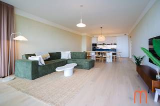 Op zoek naar een <strong>stijlvol gemeubeld appartement te huur in Oostende met zicht op zee en de duinen</strong>?<br /><br />Dit prachtig appartement in <strong>Residentie Trinity, gelegen aan de populaire Oosteroever in Oostende</strong>, combineert ruimte, comfort en een uitzonderlijke ligging aan de Belgische kust.<br /><br />Het appartement bevindt zich op de <strong>3de verdieping</strong> en beschikt over een royale woonoppervlakte van <strong>131 m²</strong>, aangevuld met een indrukwekkend <strong>terras van ca. 30 m²</strong> aan de voorzijde.<br />Vanop het terras en vanuit de woonkamer geniet u van een <strong>uniek en prachtig zicht op de zee en de duinen</strong>.<br /><br /><strong>Ruime woonkamer met open keuken</strong><br />De lichtrijke woonkamer vormt het hart van het appartement en biedt dankzij de grote raampartijen een bijzonder aangenaam uitzicht.<br />De <strong>open keuken is volledig ingericht</strong> en sluit naadloos aan op de leefruimte, ideaal voor comfortabel wonen en gezellig tafelen.<br /><br /><strong>Twee slaapkamers, slaaphoek en twee badkamers</strong><br />Het appartement beschikt over een ruime <strong>masterbedroom met dressing en eigen badkamer</strong>, uitgerust met een <strong>ligbad, douche, lavabo en toilet</strong>.<br />Daarnaast is er een <strong>tweede slaapkamer en een afzonderlijke slaaphoek</strong>, met een extra badkamer voorzien van een <strong>douche en lavabo</strong>. Verder beschikt het appartement over een <strong>afzonderlijk toilet</strong> en een praktische <strong>berging met wasmachine</strong>.<br /><br /><strong>Troeven van dit gemeubeld appartement</strong><br /><span>Gemeubeld appartement in <strong>Residentie Trinity – Oosteroever Oostende</strong></span><br /><span><strong>Uniek zicht op zee en de duinen</strong></span><br /><span>Bewoonbare oppervlakte van <strong>131 m² + groot terras van 30 m²</strong></span><br /><span><strong>EPC: slechts 33 kWh/m²</strong>, zeer energiezuinig</span><br /><span>Verwarming via <strong>warmtenet</strong></span><br /><span>Mogelijkheid tot het huren van een parking in de directe omgeving: <strong>€ 125/maand</strong></span><br /><span>Provisie vaste kosten: <strong>€ 150/maand</strong></span><br /><span><strong>Onmiddellijk beschikbaar</strong></span><br /><br />Dit <strong>gemeubeld appartement met zeezicht in Oostende</strong> is een uitstekende keuze voor wie comfortabel en stijlvol wil wonen aan de kust, op een bijzondere locatie in de <strong>Oosteroever</strong>.<br /> 