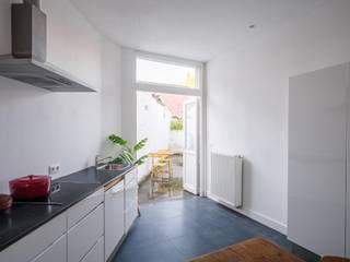 <strong>Lichtrijke en instapklare woning met 3 slaapkamers en stadskoer nabij Gent-Centrum</strong><br /><br />Deze instapklare woning ligt op een uitstekende locatie nabij het Rabot en AZ Sint-Lucas, op slechts vijf minuten fietsen van de Gentse binnenstad. Winkels, scholen en openbaar vervoer bevinden zich op wandelafstand.<br /><br />Met een <strong>EPC C-label</strong> en <strong>conforme elektrische keuring</strong> bevindt de woning zich in een <strong>uitstekende staat</strong>. Ze werd voor verkoop <strong>netjes opgefrist</strong> en <strong>combineert een frisse uitstraling met hedendaags comfort.</strong><br /><br />Achter de brede gevel van 6,7 meter schuilt een<strong> ruime woning </strong>met <strong>hoge plafonds</strong> en een <strong>praktische indeling.</strong> Op het gelijkvloers vindt u een<strong> lichtrijke eetruimte en keuken</strong> met toegang tot de <strong>stadskoer</strong>, aangevuld met een <strong>ruime kelder</strong>. De eerste verdieping omvat een <strong>eerste slaapkamer</strong> en een ruime <strong>badkamer met ligbad en douche</strong>. Op de bovenverdieping is een <strong>tweede volwaardige slaapkamer </strong>en bijkomende plaats voor <strong>bureau of dressing</strong>. Onder de nok bevindt zich een <strong>3de slaapkamer.</strong><br /><br /><strong>Een mooie kans voor wie comfortabel en betaalbaar in de stad wil wonen, met alle voorzieningen binnen handbereik.</strong><br /><br /><em>Voor meer informatie, mail naar info@carloeggermont.be</em>