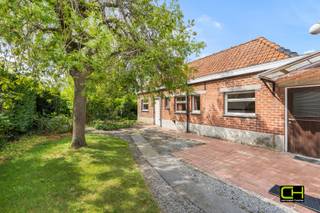 <strong>Te renoveren woning met tal van mogelijkheden in rustige, groene omgeving te Landegem</strong><br /><br />In de rustige en groene Dennendreef te Landegem bevindt zich deze charmante woning met een bewoonbare oppervlakte van 132 m², gelegen op een perceel van 280 m². Deze eigendom biedt een uitstekende basis voor wie op zoek is naar een renovatieproject met veel potentieel en mogelijkheden om volledig naar eigen smaak in te richten.<br /><br />Bij het binnenkomen betreedt u de inkomhal met praktische bergruimte onder de trap. De lichtrijke woonkamer zorgt voor een aangename leefruimte, aansluitend bevindt zich de keuken. Verder beschikt de woning over een functionele kelder en een badkamer op het gelijkvloers.<br /><br />Op de eerste verdieping bevinden zich drie slaapkamers. Via deze verdieping heeft u eveneens toegang tot de ruime zolder, die nog tal van uitbreidings- of inrichtingsmogelijkheden biedt.<br /><br />Buiten geniet u van een terras en een gezellige tuin, ideaal om tot rust te komen in het groen. Daarnaast is er nog een praktische tuinberging en een aparte garagebox aanwezig.<br /><br />Bezoekdag: dinsdag 26/05 van 16u tot 18u, mits het maken van een afspraak via 09 395 05 40 of verkoop@concept-home.be