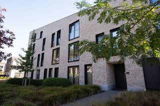 <p><span>RUIME&LICHTE LUXE DUPLEX/PENTHOUSE IN RECENTE RUSTIGE VERKAVELING!</span></p><p><span>Dit luxueuze pand bevindt zich in de vrij recente verkaveling 'Domein De Bos', op wandelafstand van het centrum van Heist-op-den-Berg. </span></p><p><span>Dit modern appartementencomplex 'Amber Park', rustige gelegen omgeven door groen, is een prestigieus gebouw, hierin een unieke duplex penthouse met een ruimtelijke gevoel wat volledig tot zijn recht komt door de diagonale nok van het gebouw.</span></p><p><span>De lift brengt je naar de 2</span><span><sup>de </sup></span><span>verdieping, je komt in de inkomhal met toegang tot het gastentoilet met handenwasser, een ruime berging/wasplaats, de master bedroom met ensuite badkamer en verder naar de leefruimte. </span></p><p><span>Dankzij de grote raampartijen is er een enorme lichtinval en de parketvloeren geven een gezellig huiselijk gevoel.</span></p><p><span>De leefruimte loopt verder door naar de open keuken voorzien van alle nodige toestellen en inbouwkasten, verder de dubbele schuifraam, die toegang geeft tot het gezellige terras met zicht op de aangelegde tuinen.</span></p><p><span>Via de trap naar de 3de verdieping, vide, ideaal als bureel, dressing of ontspanningsruimte. Verder een tweede slaapkamer met aansluitend een tweede badkamer, ingericht met douche, toilet en lavabomeubel. Deze verdieping heeft eveneens veel natuurlijk licht dankzij de veluxramen. </span></p><p><span>Bijkomend aan te kopen een ondergrondse autostaanplaats (+25.000€) alsook een berging (+5.000€) bij aan te kopen. </span></p><p><span>Instapklaar, energiepeil E9, ventilatie systeem, zonnepanelen, pre-voorziening airco, gemeenschappelijke fietsenstalling, bring-me box voor pakketjes, een supermarkt achter de hoek,... wat wil u nog meer? </span></p><p><span>Er worden 4 units verkocht (2x duplex-penthouse en 2x appartement op de 1ste verdieping). De units zijn allen standvastig verhuurd, dus tevens ideaal voor een investeerder!</span></p><p><span>Contacteer ons voor bijkomende info of plan je bezoek! </span></p><p><span> </span></p>
