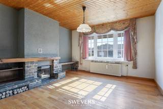 Voor meer info en foto’s, surf naar www.swevers.be – Op zoek naar een open bebouwing met veel ruimte en renovatiemogelijkheden? Dan is deze vrijstaande woning op een perceel van 15 are in Beverlo beslist het ontdekken waard. De woning, gebouwd in 1957, beschikt over een bewoonbare oppervlakte van 183 m² en biedt een stevige basis om volledig naar eigen smaak te renoveren. Op het gelijkvloers vindt u een inkomhal, een gezellige salon, een ruime leefruimte, een keuken, een praktische bijkeuken, berging, apart toilet en technische ruimte. Op de eerste verdieping zijn er drie volwaardige slaapkamers. Daarnaast beschikt de woning over een kelder en een ruime zolder, die extra opslagruimte of bijkomende mogelijkheden biedt. Buiten geniet u van een oostelijk georiënteerde tuin waar volop ruimte is voor ontspanning, spelende kinderen of tuinliefhebbers. De vrijstaande dubbele garage is geschikt voor twee wagens en kan eveneens dienstdoen als werkplaats of opslagruimte. Rolluiken zorgen voor extra comfort en privacy. De ligging is rustig, met scholen op 1,2 km, openbaar vervoer op 500 meter en winkels, horeca en ontspanning op ongeveer 2 km. Ook de autosnelwegen bereikt u vlot op 9 km afstand. Voor meer informatie, bel 011 255 155. Bron bewoonbare oppervlakte: EPC – verslag. Dit pand is onderworpen aan de renovatieverplichting van de Vlaamse overheid voor residentiële gebouwen (behoudens bij sloop binnen 5 jaar na de aankoop). Consulteer voor meer informatie de website van het Vlaams Energie- en Klimaatagentschap via https://www.vlaanderen.be/een-huis-of-appartement-kopen/renovatieverplichting-voor-residentiele-gebouwen.