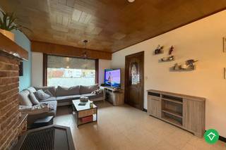 Deze ruime woning is gelegen op een uiterst centrale ligging in één rustige wijk, dit kortbij het centrum, Bosmolens, autosnelweg, winkels en scholen! De ligging is dus uiterst optimaal en centraal! <br />De woning bestaat uit: ruime voortuin - lange oprit - inkomhal - apart toilet - lichtrijke living - keuken - kelder - garage - wasplaats - veranda - terras - tuin - tuinhuis. <br />Op de eerste verdieping nachthal - 3 volwaardige slaapkamers - badkamer. <br />Via een schuiftrap is er toegang tot de geïsoleerde zolder. <br /><br />Troeven:<br />- Geïsoleerd dak en dubbele beglazing<br />- Gunstige ligging in één rustige wijk! <br />- Constructie in beton<br /><br />Breng snel een bezoek en neem contact op met Louis: 0493/401330 - louis@vastgoedsinnaeve.be