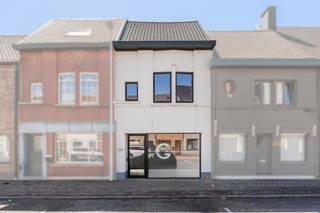 Bent u op zoek naar een vlot bereikbaar handelspand in zeer goede staat? Lees dan zeker verder!<br /><br />Dit mooi handelspand bevindt zich op een vlot bereikbare locatie in Lokeren en werd gerenoveerd waardoor er geen renovatieplicht is (EPC: C). Verder is het gebouw asbestveilig.<br /><br />Troeven:<br />- Nieuwe ramen<br />- Centrale verwarming op aardgas<br />- Vernieuwde daken en koepels<br />- Mooie open ruimtes met veel lichtinval<br />- Boven een polyvalente ruimte die nog kan opgefrist worden<br />- Grote zolder met vaste trap<br />- Ingemaakte kasten<br />- Badkamer<br /><br />Indeling:<br />- GLV: Hier bevinden zich in totaal 2 afgesloten burelen/meeting rooms (19m² en 15m²) met helemaal achteraan de berging (4m²) en badkamer (9m²), voorzien van lavabo, toilet en ligbad. Vooraan bevindt zich een open en vrij in te vullen ruimte (28m²) met ingemaakte kasten rond de sas van de traphal.<br /><br />- 1steV: Hier bevindt zich een open ruimte (46) m² met gedeeltelijke scheidingswand, keuken en trap naar de zolder.<br /><br />- 2deV: Zolder (25m²)<br /><br />Benieuwd naar wat dit handelspand te bieden heeft? Aarzel dan niet om contact op te nemen en dan geven wij u zo snel mogelijk een bezoek voorzien van alle info!