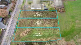<h3>Bouwgrond voor open bebouwing van ca. 825 m² in rustige residentiële verkaveling</h3>
<p>In een <strong>rustige en residentiële verkaveling</strong>, gekenmerkt door eengezinswoningen, bieden wij deze <strong>ruime bouwgrond voor open bebouwing</strong> aan met een oppervlakte van ca. <strong>825 m²</strong>. De ligging combineert <strong>rust en privacy</strong> met een <strong>goede bereikbaarheid</strong> naar winkels, scholen en belangrijke verbindingswegen.</p>
<p>Het perceel beschikt over een <strong>straatbreedte van ca. 15 m</strong> en een <strong>diepte van ca. 52 m</strong>. De voorziene bouwzone van ca. <strong>153 m²</strong> laat toe een <strong>hedendaagse gezinswoning of villa</strong> te realiseren, volledig volgens eigen architecturale wensen.<br />Dankzij de <strong>duidelijke en juridisch zekere verkavelingsvoorschriften</strong> geniet u maximale rechtszekerheid bij het bouwen.</p>
<p><strong>Bestemming:<br /></strong>- Residentieel wonen<br />- Enkel eengezinswoning toegestaan (zorgwoning inbegrepen)<br />- Geen meergezinswoning of woningsplitsing<br />- Beperkt vrij beroep of kantoor aan huis mogelijk (max. 40 m², ondergeschikt aan wonen)<br />- Geen commerciële bestemming</p>
<p><strong>Bouwvoorschriften (samengevat):<br /></strong><em><strong>Type bebouwing</strong><br /></em>- Open bebouwing<br />- Goedgekeurde verkaveling – privaat domein<br />- Geen gemeenschappelijke delen</p>
<p><em><strong>Afmetingen & inplanting</strong><br /></em>- Bouwbreedte: max. 9,00 m<br />- Bouwdiepte: gelijkvloers: max. 17,00 m en verdieping: max. 13,00 m<br />- Voorgevel op 8,00 m uit rooilijn en 17,00 m uit as van de weg<br />- Zijgevels op min. 3,00 m van de perceelsgrenzen<br />- Niet verplicht de volledige bouwzone te bebouwen</p>
<p><em><strong>Hoogtes & bouwlagen</strong><br /></em>- Maximaal 2 bouwlagen<br />- Hellend dak: + 1 dakverdieping mogelijk<br />- Plat dak: geen dakverdieping<br />- Max. kroonlijsthoogte: 6,50 m<br />- Max. nokhoogte: 11,00 m<br />- Vloerpeil max. 0,30 m boven straatniveau<br /><br /><em><strong>Dak & materialen</strong><br /></em>- Hellend dak (pannen, (kunst)leien of zink) of plat dak (roofing, rubber, grind of groendak)<br />- Dakuitbouwen niet toegestaan<br />- Zonnepanelen toegelaten conform regelgeving<br />- Gevelafwerking in gevelsteen en/of pleister, eventueel gecombineerd met hout, natuursteen of metaal (max. 20% per gevel)</p>
<p><em><strong>Ondergronds & bijgebouwen</strong><br /></em>- Ondergronds gedeelte toegestaan (beperkt tot bovengrondse bebouwde oppervlakte)<br />- Aangebouwde bijgebouwen (veranda, carport, uitbouw) toegelaten binnen bouwzone<br />- Open carport met plat dak (max. 3 m hoog) mogelijk in zijtuinstrook, mits voorwaarden<br />- Open carports en vrijstaande constructies samen max. 60 m² per lot</p>
<p><em><strong>Terrassen & verharding</strong><br /></em>- Niet-overdekte terrassen en verhardingen samen max. 70 m²<br />- Waterdoorlatende materialen verplicht (behoudens terras bij correcte afwatering)</p>
<p><em><strong>Tuin & terrein</strong><br /></em>- Vlak terrein<br />- Geen reliëfwijzigingen toegestaan<br />- Niet-bebouwde delen aan te leggen als tuin met groenaanplanting</p>
<p><strong>Troeven:<br /></strong>- Ruim perceel van ca. 825 m²<br />- Open bebouwing<br />- Rustige en residentiële ligging<br />- Duidelijke en flexibele bouwvoorschriften<br />- Ideaal voor gezinswoning of villa</p>
<p><strong>Vraag de volledige bouwvoorschriften op bij ons kantoor.</strong></p>
