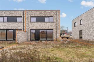 <p><span>Hoog kwalitatieve nieuwbouwwoning op centrale ligging in Koersel.</span></p><p><span> </span></p><p><span>Belangrijkste troeven:</span></p><p><span>- Centrale ligging</span></p><p><span>- Kwalitatief materialen en technieken</span></p><p><span>- E-peil 20</span></p><p><span>- Aangelegde tuin en oprit</span></p><p><span>- Ruime percelen</span></p><p><span>- Volledig afgewerkte woning</span></p><p><span> </span></p><p><span>Wenst u meer info of een vrijblijvende bezichtiging, contacteer dan ons kantoor op het nummer 011 85 15 15 en wij helpen u graag verder.</span></p>