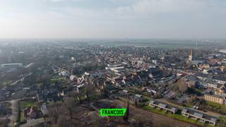 Ontdek PrimRose, een prachtig nieuwbouwproject in Gistel bestaande uit een stijlvolle verkaveling van 28 kwaliteitsvolle woningen. Dit project combineert hedendaagse architectuur, een hoogwaardige afwerkingsgraad en een aangename, rustige woonomgeving - ideaal voor wie comfortabel en toekomstgericht wil wonen.<br /><br />PrimRose biedt een gevarieerd aanbod aan woningen:<br /><br />- Gesloten bebouwing vanaf €350.000<br /><br />- Halfopen bebouwing vanaf €375.000<br /><br />- Open bebouwing vanaf €444.000<br /><br />Bovendien is aankoop aan 6% btw mogelijk (onder voorwaarden), wat dit project extra interessant maakt voor eigen bewoning.<br /><br />Elke woning wordt gerealiseerd met oog voor detail en kwaliteit. Er wordt gewerkt met mooie en realistische budgetten voor keuken en badkamer, zodat u uw woning volledig naar eigen smaak en stijl kan afwerken zonder verrassingen. De hedendaagse indelingen, het natuurlijke licht en het wooncomfort maken van PrimRose een plek waar thuiskomen centraal staat.<br /><br />Dankzij de gunstige ligging in Gistel geniet u van een vlotte bereikbaarheid, nabijheid van winkels, scholen en diensten, én de rust van een aangename woonomgeving.<br /><br />PrimRose staat voor duurzaam wonen, comfort en kwaliteit — een ideale keuze voor gezinnen, koppels en investeerders die op zoek zijn naar een toekomstgerichte woning in een charmante West-Vlaamse gemeente.<br /><br />Interesse in dit unieke project? Contacteer ons gerust voor meer informatie, plannen of een persoonlijk gesprek.