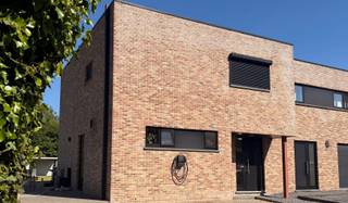 Energiezuinig huis met 3 slaapkamers en een perceel van 5,2 are te Laak, Houthalen-Helchteren.<br /><br />Bewoonbare oppervlakte: 144 m².<br /><br />Indeling woning:<br />Gelijkvloers:<br />- Inkomhal met apart toilet<br />- Open leefruimte met keuken, uitzicht op de tuin<br />- Berging<br /><br />Verdieping:<br />- 3 ruime slaapkamers met rolluiken<br />- Badkamer met douche en toilet<br /><br />Troeven:<br />- EPC A<br />- 18 Zonnepanelen (7600 Wp)<br />- Rustige ligging<br />- Mooi ruim perceel met veel groen rondom<br />- Vlakbij het centrum<br />- Wandelafstand school<br />- Regenwaterput<br />- Doodlopende fietsstraat<br />- Goede bereikbaarheid naar Genk, Hasselt, …<br /><br />Bel of mail ons gerust als je interesse hebt of als je bijkomende vragen hebt!<br />Je kan ook meer gegevens vinden op https://huistekoophouthalen.be/