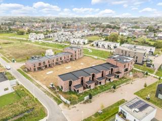 Woon je graag rustig, maar niet te ver van de gezellige stadsdrukte? Dan kom je vast graag thuis in een woning van Bivelenhof te Bilzen. Neem je hier je intrek, dan ben je zeker van een fijne thuisbasis voor het hele gezin, die volledig kwalitatief en instapklaar werd afgewerkt. <br /><br />Een moderne woning met een bruto-oppervlakte van 138,4 m², 3 slaapkamers en een gezellige tuin. Hier geniet je elke dag van je moderne, duurzame woonst met een ruime leefruimte die baadt in het licht.<br /><br />Totale prijs inclusief alle kosten, schilderwerken en verlichting:<br />21% BTW: ± € 457.000<br /><br />Wens je meer informatie? Neem contact op met Vestio via 011 80 00 00 of info@vestio.com. We nodigen je graag uit op kantoor voor een persoonlijke afspraak.