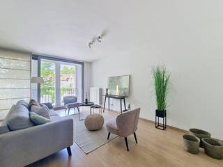 Dit lichtrijke tweeslaapkamerappartement ligt in een rustige en doodlopende straat, vlakbij winkels en openbaar vervoer. <br /><br />Het combineert comfort met een aangename, groene omgeving op een mooie locatie in Mortsel. De open leefruimte met geïntegreerde keuken creëert een warm en huiselijk gevoel. De keuken is praktisch ingericht, voorzien van alle comfort en sluit aan op een handige berging.<br /><br />Vanuit de woonkamer heb je toegang tot het zonnige terras, met open zicht op een speeltuin en veel privacy.<br /><br />De ruime badkamer beschikt over een dubbele lavabo, een bad-douche en een aparte wasberging.<br /><br />Daarnaast werd vorig jaar een nieuwe condenserende gasketel geplaatst. De inkomdeur is gepantserd. <br /><br />Er kan een overdekte en afgesloten fietsstalplaats gehuurd worden aan de overkant van de straat.