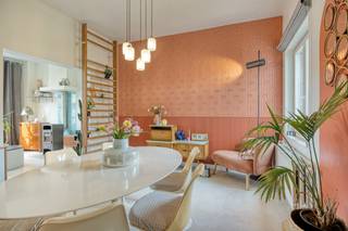Charmante en instapklare woning met authentieke uitstraling op zeer centrale locatie. Indeling als volgt; inkomhal, aangename en lichtrijke leefruimte met aansluitend de keuken. Boven de keuken bevindt zich een vide die zorgt voor extra ruimte en tal van mogelijkheden biedt, zoals bergruimte, leeshoek of hobbyruimte. Vanuit de keuken heb je tevens toegang tot de gezellige en zonsgeoriënteerde tuin. Eerste verdieping met master bedroom en badkamer met ligbad, douche en toilet. Tweede verdieping met mogelijks tweede slaapkamer of bureau. Kelder aanwezig. CV op aardgas. Elektriciteit conform AREI. Het dak werd volledig vernieuwd in 2020. De woning is zeer goed gelegen nabij het centrum van Bornem met alle voorzieningen binnen handbereik. <br />