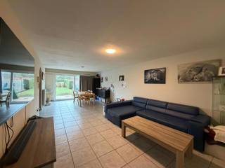 Gezellig appartement op het gelijkvloers met 2 slaapkamers. De indeling: inkomhal met gastentoilet, 2 slaapkamers aan de straatzijde, ruime...