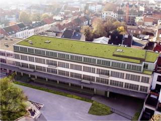 <strong>Studentenkamer met groen kwaliteitslabel!</strong><br /><br />Ontdek het perfecte studentenverblijf in het hart van Antwerpen Centrum! Deze ruime kamer van 20m² biedt alles wat je nodig hebt voor een comfortabel en productief studieleven. Met eigen sanitair, een bureau, kast en zelfs een handige hoogslaper, is deze kamer een oase van rust en efficiëntie.<br /><br />Geniet van overvloedig daglicht dankzij de grote raampartijen die de kamer verlichten en een uitnodigende sfeer creëren. De gemeenschappelijke keuken aan het einde van de gang is perfect uitgerust voor al je culinaire avonturen, en het aangrenzende terras biedt een ideale ruimte om te ontspannen en te socializen met medestudenten.<br /><br />En dat is nog niet alles - dit gebouw beschikt ook over een ruime, afgesloten fietsenstalling, waardoor je je fiets veilig en gemakkelijk kunt opbergen. Met een ideale ligging in het bruisende centrum van Antwerpen en in de nabijheid van meerdere campussen, ben je omringd door alle voorzieningen en culturele attracties die deze prachtige stad te bieden heeft.<br /><br />Klaar om je studentenleven naar een hoger niveau te tillen? Neem vandaag nog contact met ons op en maak een afspraak om dit fantastische studentenverblijf te ontdekken!<br /><br />Kies je ervoor de studentenkamer als investering aan te kopen? De kamer wordt verhuurd aan 600 euro per maand, incl. kosten. Bovendien heb je vandaag de kans om 2 studentenkamers in hetzelfde gebouw aan te kopen. Zowel kamer 1.33 als 1.34 en 1.01 kunnen we u vandaag te koop aanbieden.<br /><br />Foto's zijn van een andere kamer maar zijn vergelijkbaar met de huidige kamer in verkoop (weldra nieuwe foto's)