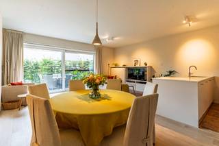 LIGGINGDit recente appartement (2020) is gelegen in een rustige residentiële straat midden in het historisch hart van Gent. Hier heeft u alles...