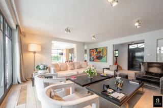 Prachtige, imposante villa rustig gelegen in een charmant paadje in hartje Zoute, op wandelafstand van de winkels, de zee en het strand. Indeling: inkomhal met vestiaire en gastentoilet. Ruime woonkamer met haard, tv-hoek met bureauruimte en eetplaats. Heel lichtrijke benedenverdieping dankzij de grote raampartijen die uitgeven op de perfect aangelegde tuin met zwembad. Aangename leefkeuken met ontbijthoek. Op de eerste verdieping: ruime master bedroom met toegang tot het terras, dressing en ensuite badkamer (dubbele lavabo, ligbad, inloopdouche en apart toilet). Bureau/ tweede slaapkamer. 3de slaapkamer met douchekamer, keuken en woonkamer (kan dienen als studio/concierge). Op de tweede verdieping bevinden zich 2 ruime slaapkamers. Badkamer. De villa is onderkelderd en bestaat uit vergaderzaal/ontspanningsruimte, wasplaats en technische ruimte. Prachtig aangelegde tuin met terras en verwarmd zwembad. Inpandige garage voor twee wagens en outdoor parking voor meerdere wagens. De villa geniet van een perfecte oriëntatie, werd afgewerkt met oog voor detail. De villa werd eveneens voorzien van een airco-systeem, automatische besproeiing, alarm.