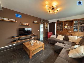 RUIME WONING MET LOODSRichtprijs : 645.000 euro Ruime woning met loods van 450 m², ideaal voor wie wonen en werken wil combineren.Ideale ligging met...