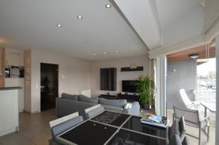 Zonnig appartement gelegen in één van de mooiste residenties op de Rederskaai met een terras vooraan en achteraan. Het appartement bestaat uit de inkom met toilet, bergruimte met aansluiting voor wasmachine, ruime woonkamer met terras aan de zuidkant, volledig ingerichte open keuken, 2 slaapkamersmet ingemaakte kasten, ruim terras aan de achterzijde, badkamer. Grote berging op het gelijkvloers, alsook gemeenschappelijke fietsenstalling.<br />Provisie gemeenschappelijke kosten + waterverbruik 100 euro/maand.