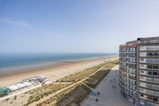 <strong>Residentie WESTDIEP</strong> : op de 9de verdieping, prachtig gelegen appartement met frontaal zeezicht in hartje Zeedijk. Geniet elke dag van een adembenemend panoramisch zeezicht vanuit dit gemeubeld appartement op een toplocatie aan de Zeedijk. Het appartement beschikt over een gezellige leefruimte, een open keuken, een ruime slaapkamer met terras, badkamer met douche en toilet en een ondergrondse berging. Dankzij de hoge verdieping geniet u van maximale lichtinval, rust en een uniek uitzicht op strand en zee. Dichtbij het centrum en handelszaken.